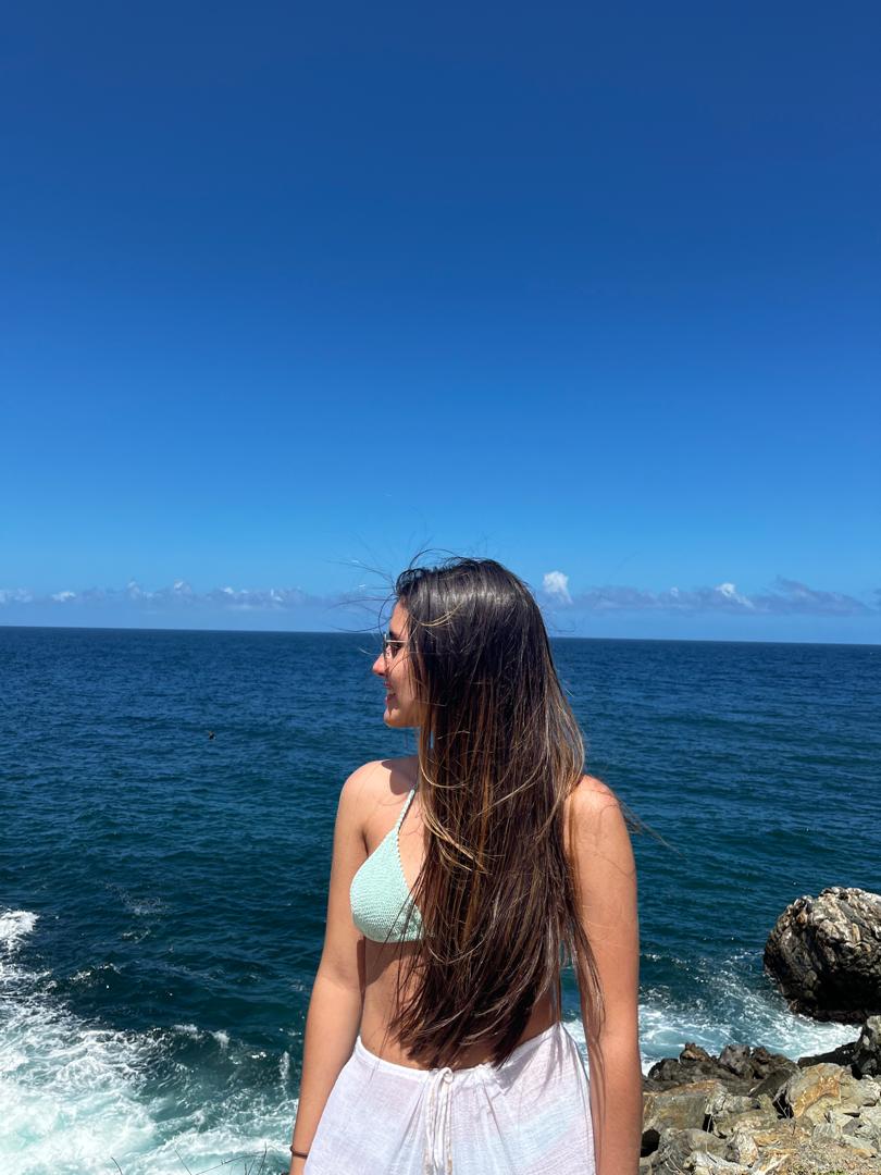 Oriana junto al mar en un dia soleado