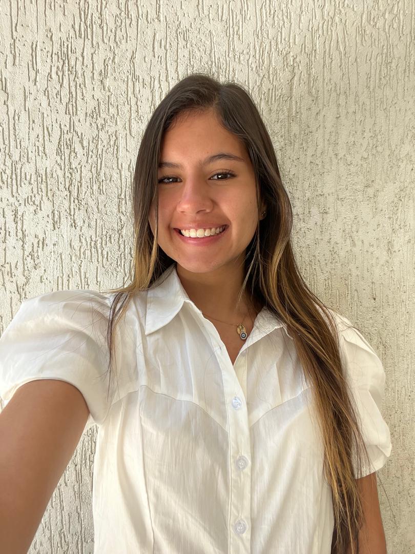 Oriana sonriendo para una sesión